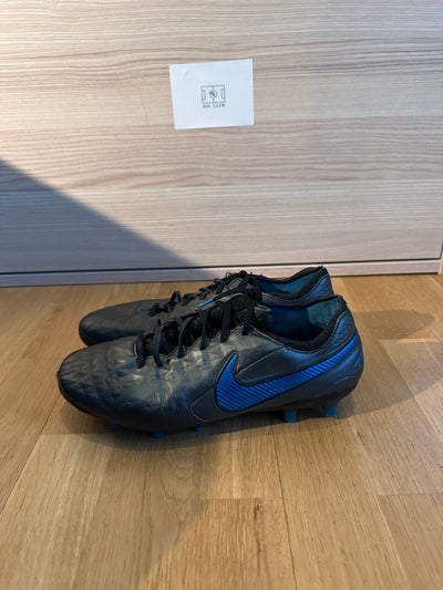 NIKE TIEMPO LEGEND 8 ELITE AG-PRO UNDER THE RADAR - BLACK/BLUE