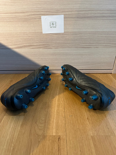 NIKE TIEMPO LEGEND 8 ELITE AG-PRO UNDER THE RADAR - BLACK/BLUE